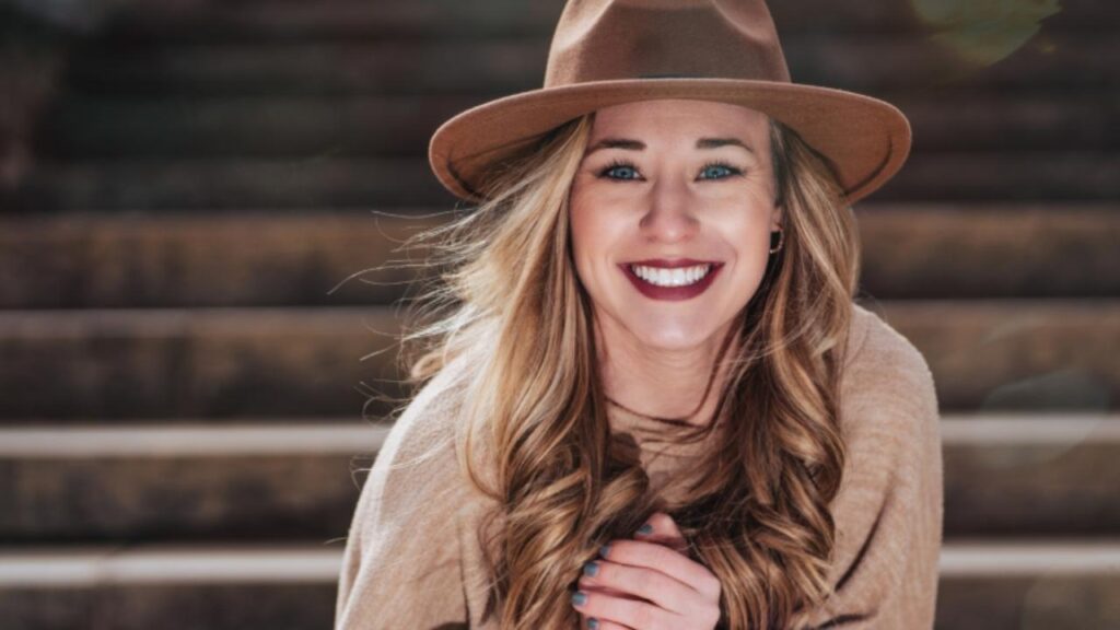 7 Body Language Tricks to Look Instantly More Attractive